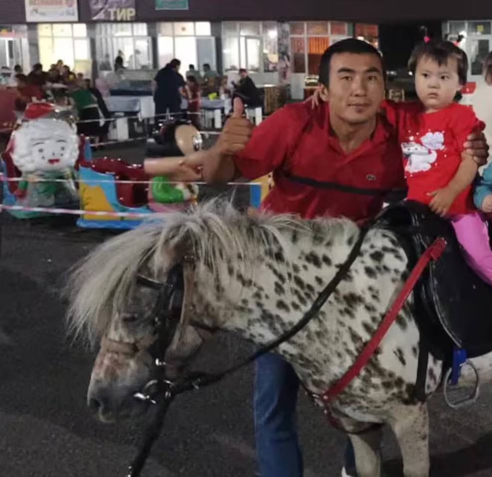 رجل من كازاخستان يعود من الصين مهزومًا، في حالة عقلية متغيرة