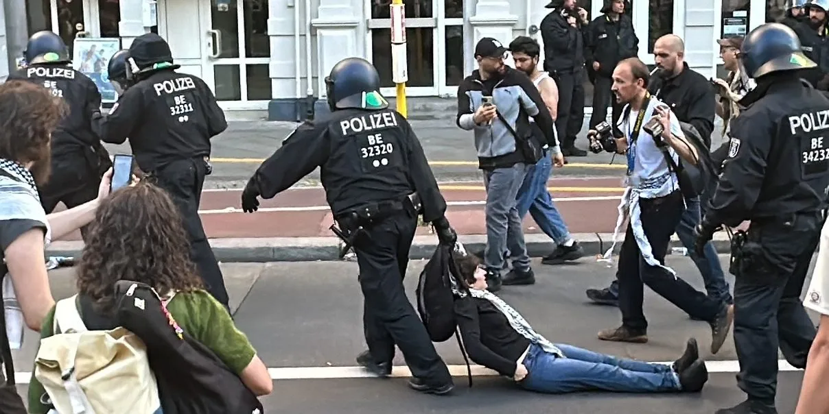 ألمانيا تلجأ إلى قواعد اللعبة الأمريكية: عمليات الترحيل تستهدف المتظاهرين في حرب غزة 70 ألمانيا تلجأ إلى قواعد اللعبة الأمريكية: عمليات الترحيل تستهدف المتظاهرين في حرب غزة
