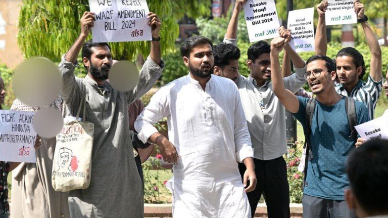 طلاب جامعة جاميا مليا إسلاميا يتظاهرون احتجاجًا ضد مشروع قانون الأوقاف؛ ويقومون بحرق النسخ في تحدٍ شديد