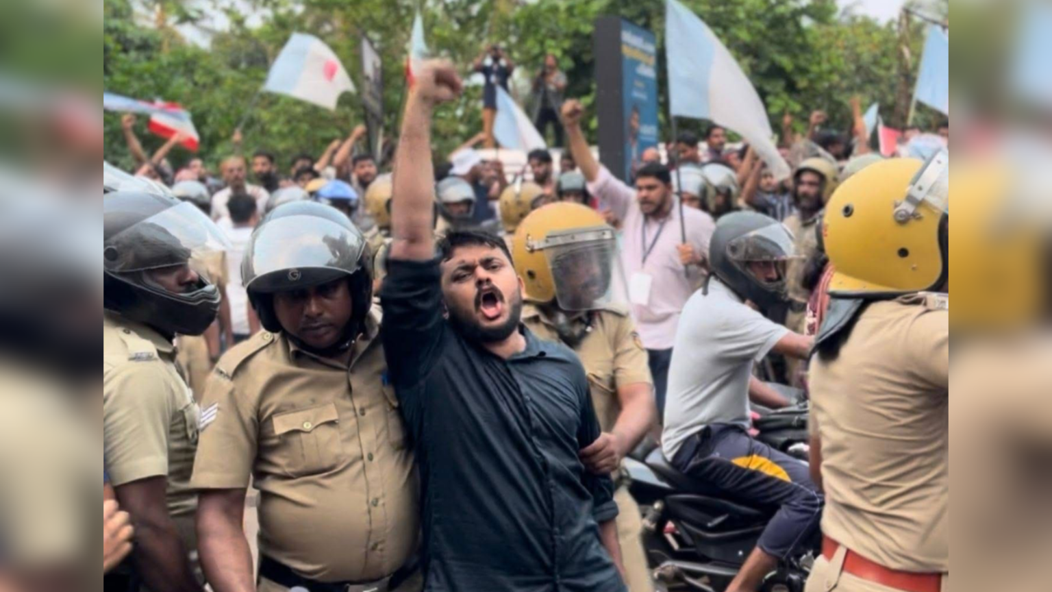 الشرطة الهندية تهاجم وتعتقل محتجّين بسبب قانون الوقف