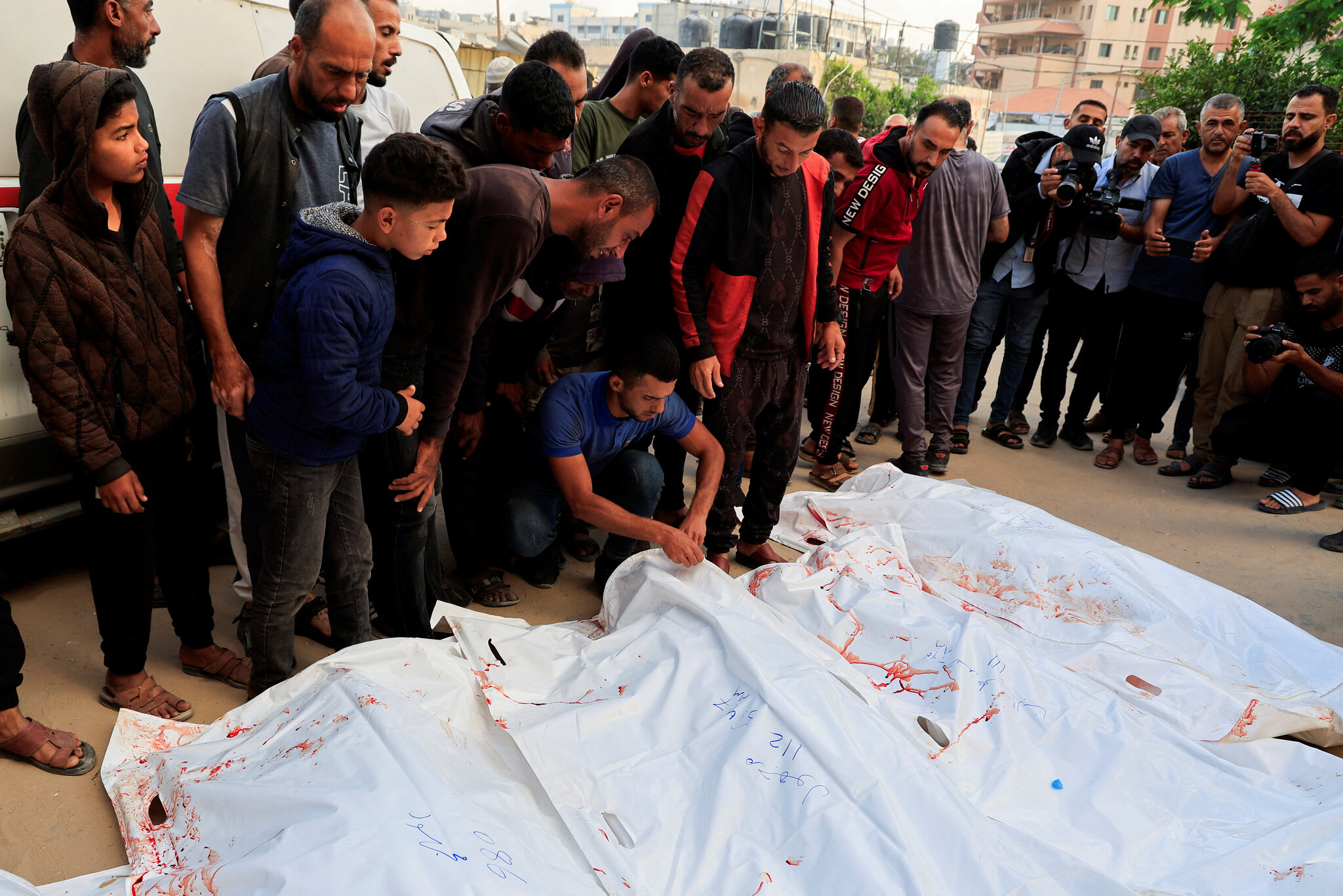جنود إسرائيليون يطلقون النار قرب موقع إغاثة في غزة، ومسؤولون في غزة يؤكدون مقتل 27 شخصًا 57 جنود إسرائيليون يطلقون النار قرب موقع إغاثة في غزة، ومسؤولون في غزة يؤكدون مقتل 27 شخصًا