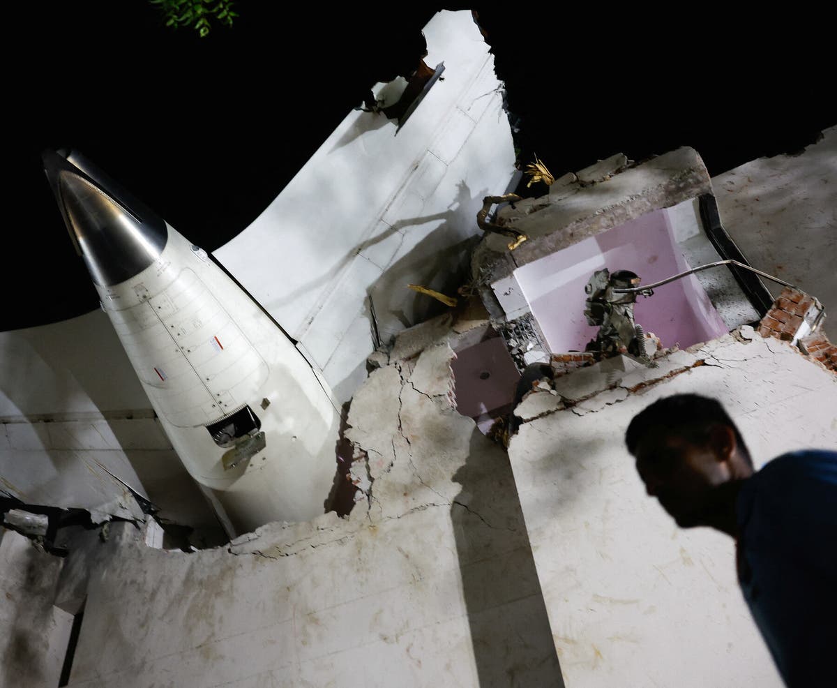 مئات القتلى في تحطم مروع لطائرة تابعة لطيران الهند 6 مئات القتلى في تحطم مروع لطائرة تابعة لطيران الهند