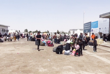 آلاف الأفغان يعودون من إيران بعد أن فقدوا جميع ممتلكاتهم 16 آلاف الأفغان يعودون من إيران بعد أن فقدوا جميع ممتلكاتهم