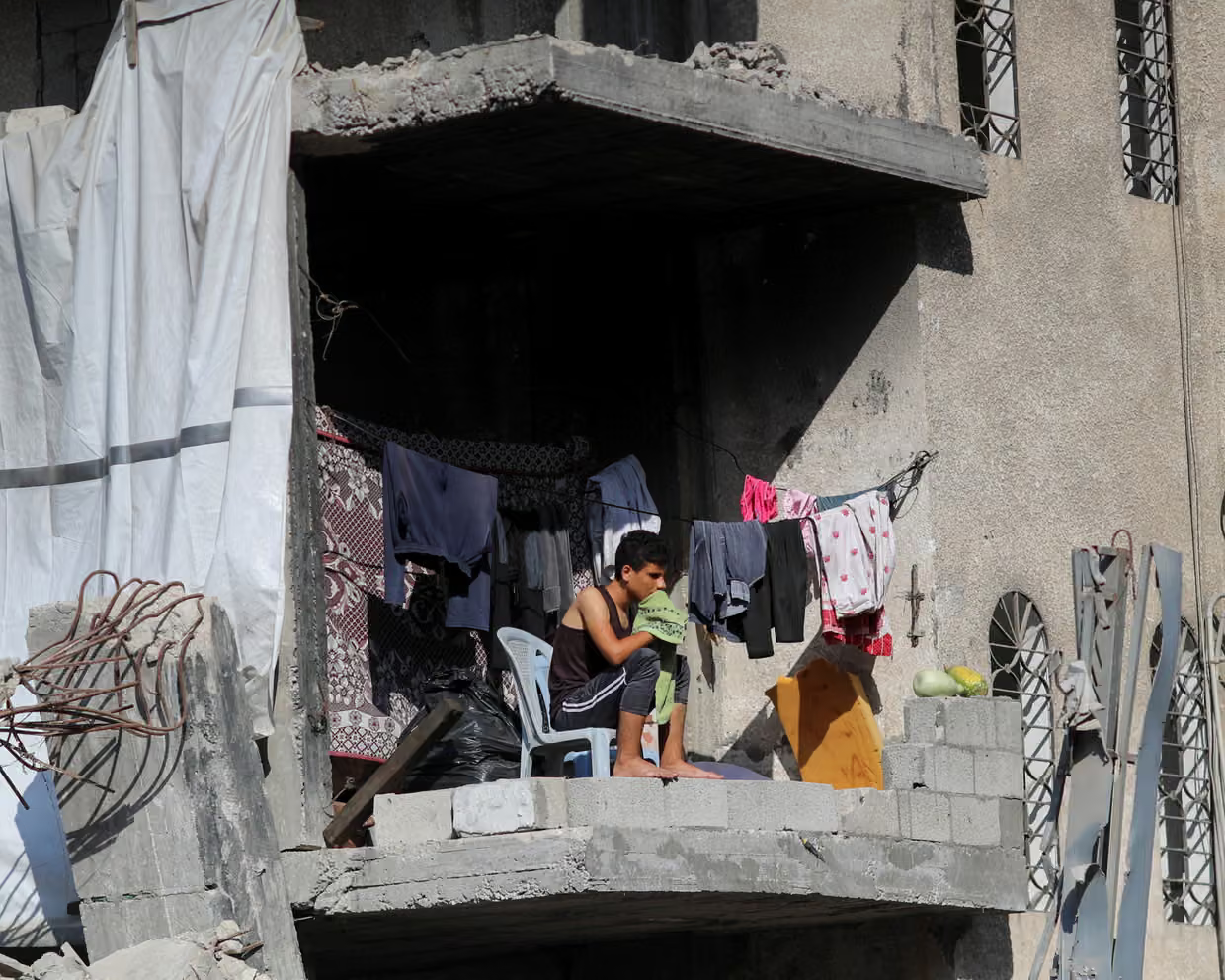 "سأعيش هنا وسأموت هنا": الفلسطينيون يتحدّون بينما يخطط الكيان المحتل للسيطرة على مدينة غزة 38 “سأعيش هنا وسأموت هنا”: الفلسطينيون يتحدّون بينما يخطط الكيان المحتل للسيطرة على مدينة غزة