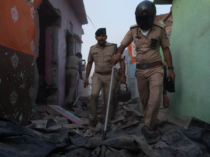 في حملة الترحيل الأخيرة في الهند، يروي رجال مسلمون كيف أُلقيَ بهم في البحر