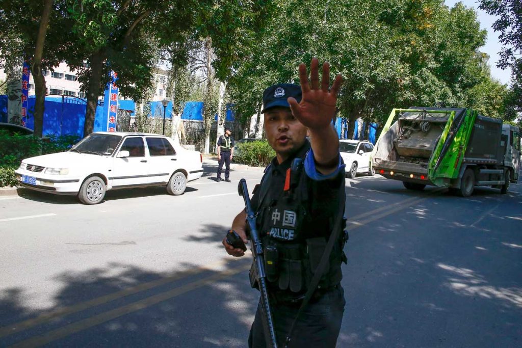 كيف تُحوّل الصين الصحراء إلى معسكرات اعتقال للأويغور؟ 5 police