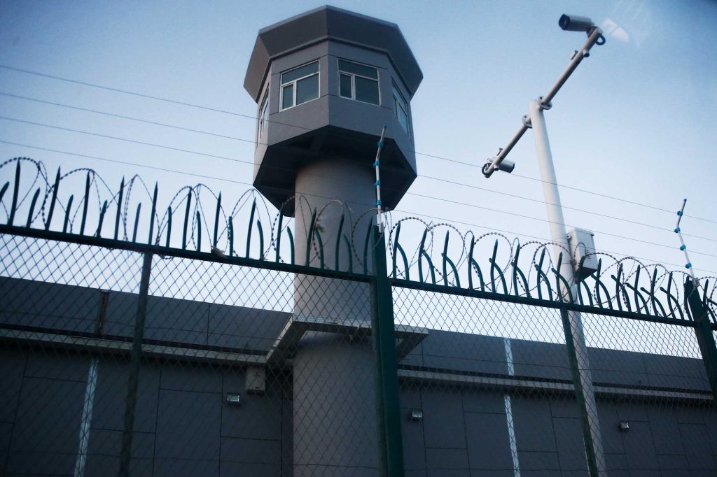 كيف تُحوّل الصين الصحراء إلى معسكرات اعتقال للأويغور؟ 6 tower