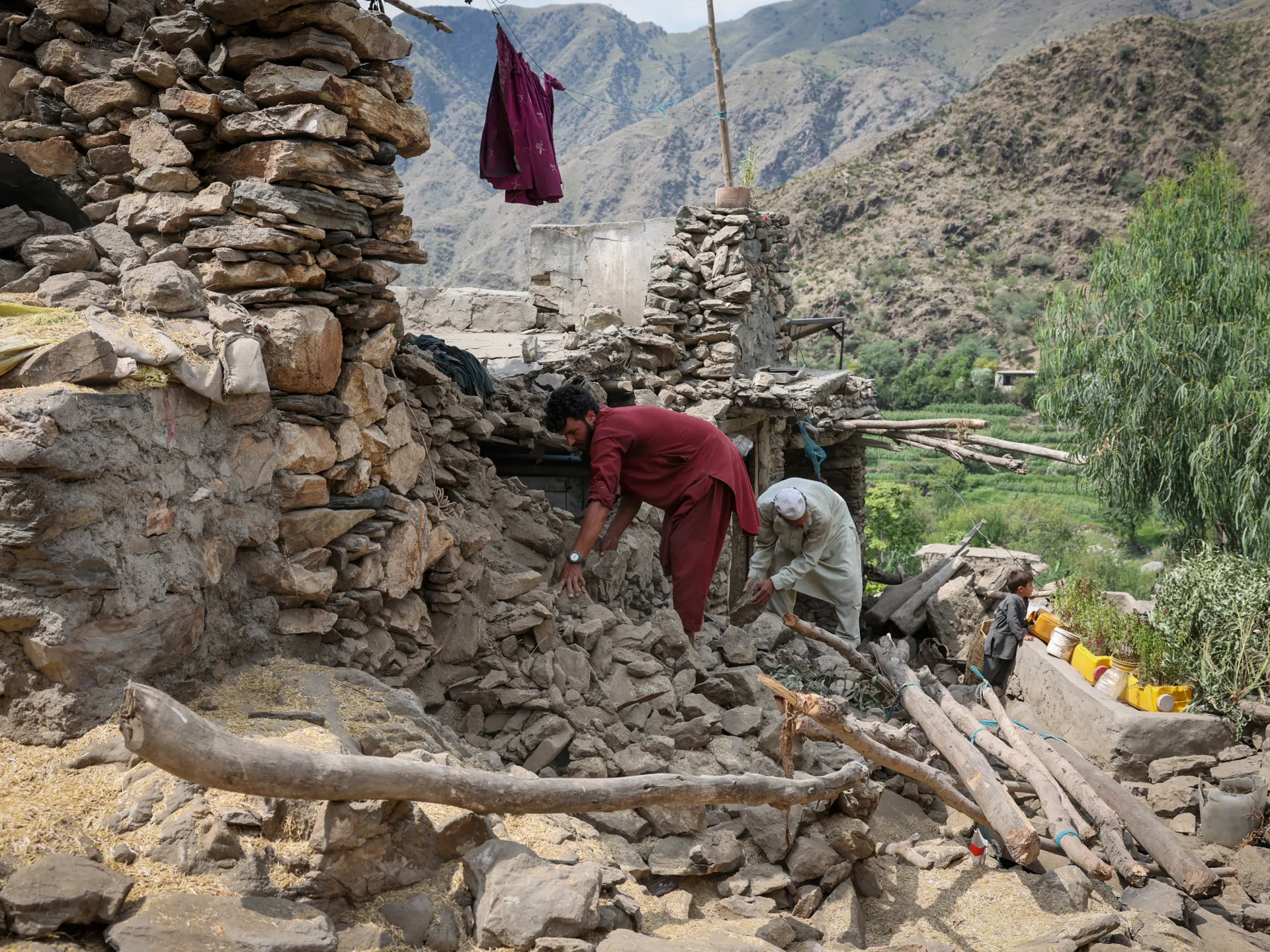 أزمة ممتدة: أفغانستان تواجه تداعيات الزلزال المدمر وسط عجز في المساعدات واقتراب الشتاء 2 أزمة ممتدة: أفغانستان تواجه تداعيات الزلزال المدمر وسط عجز في المساعدات واقتراب الشتاء