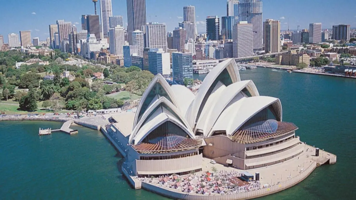 «أفضل أن أشعر بالملل في البيت على أن أكون في خطر»: نساء مسلمات يغيّرن سلوكهن في الأماكن العامة بسبب الهجمات العنصرية في أستراليا