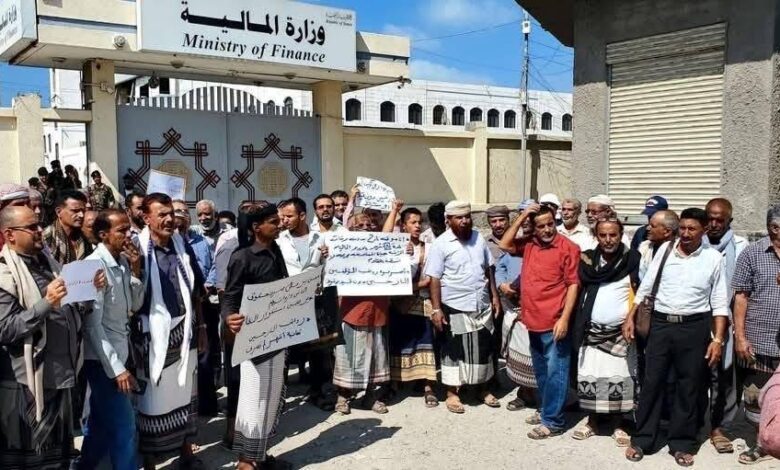 يمن مونيتور: وعود بلا رواتب.. أربعة أشهر من الانتظار تُثقل كاهل الموظفين اليمنيين