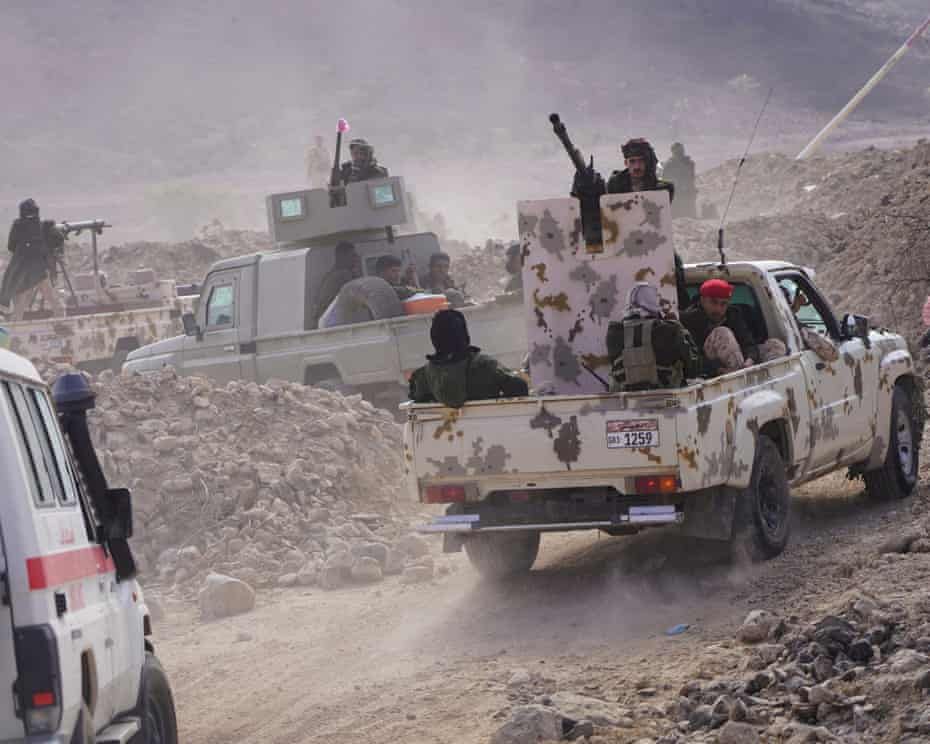 اليمن: قوات مدعومة من السعودية تتجمع على الحدود اليمنية بينما يواجه الانفصاليون ضغوطًا للانسحاب