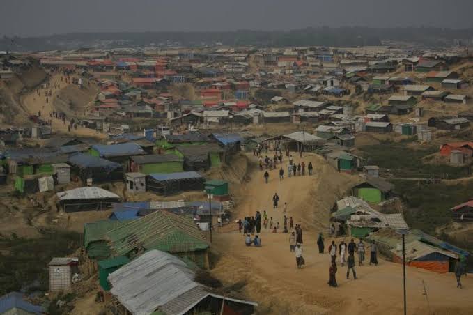 التنصير الناعم في مخيمات الروهينجا: محاولات لسرقة الهوية الإسلامية وسط الفقر والنزوح في بنغلاديش 7 التنصير الناعم في مخيمات الروهينجا: محاولات لسرقة الهوية الإسلامية وسط الفقر والنزوح في بنغلاديش