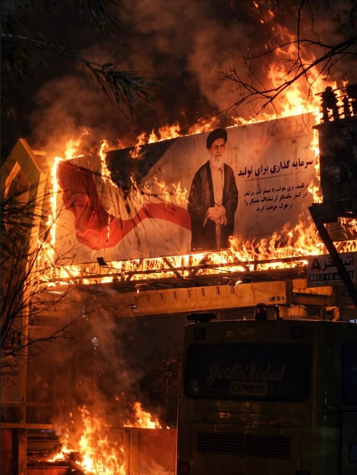 أكذوبة: “أنتم لا تعلمون ماذا سيحدث إذا سقط النظام الإيراني”!