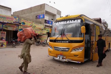 المهاجرون الأفغان يقولون إن الاعتقالات والضغوطات ازدادت في باكستان