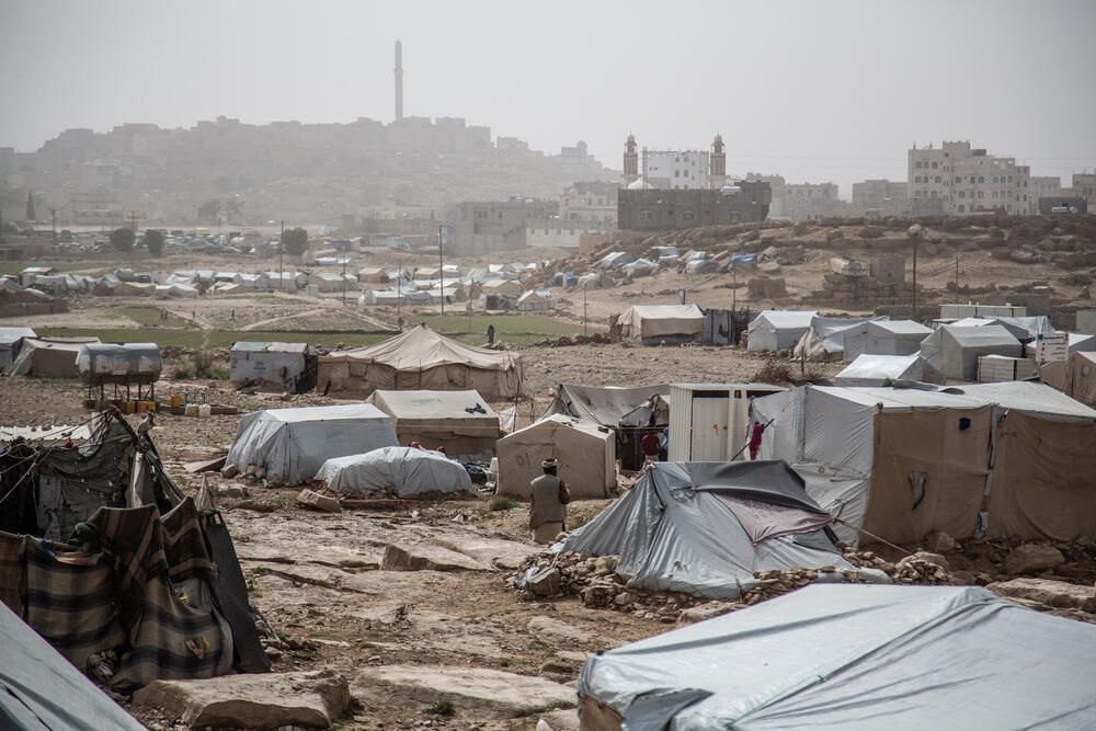 يمنيات… معاناة غير مرئية في مخيمات النزوح