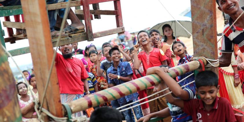 يحتفل الروهينجا بعيد الفطر مرة أخرى في المنفى، في ظل تعثر عودتهم إلى ديارهم وسط استمرار الصراع وانعدام المساءلة 8 يحتفل الروهينجا بعيد الفطر مرة أخرى في المنفى، في ظل تعثر عودتهم إلى ديارهم وسط استمرار الصراع وانعدام المساءلة