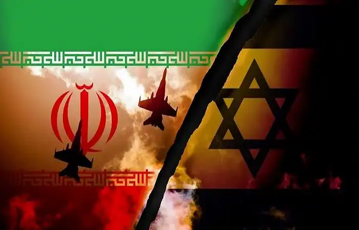 صورة تعبيرية عن التصعيد العسكري بين إيران وإسرائيل مع ظهور طائرات حربية ورموز البلدين في خلفية مشتعلة.