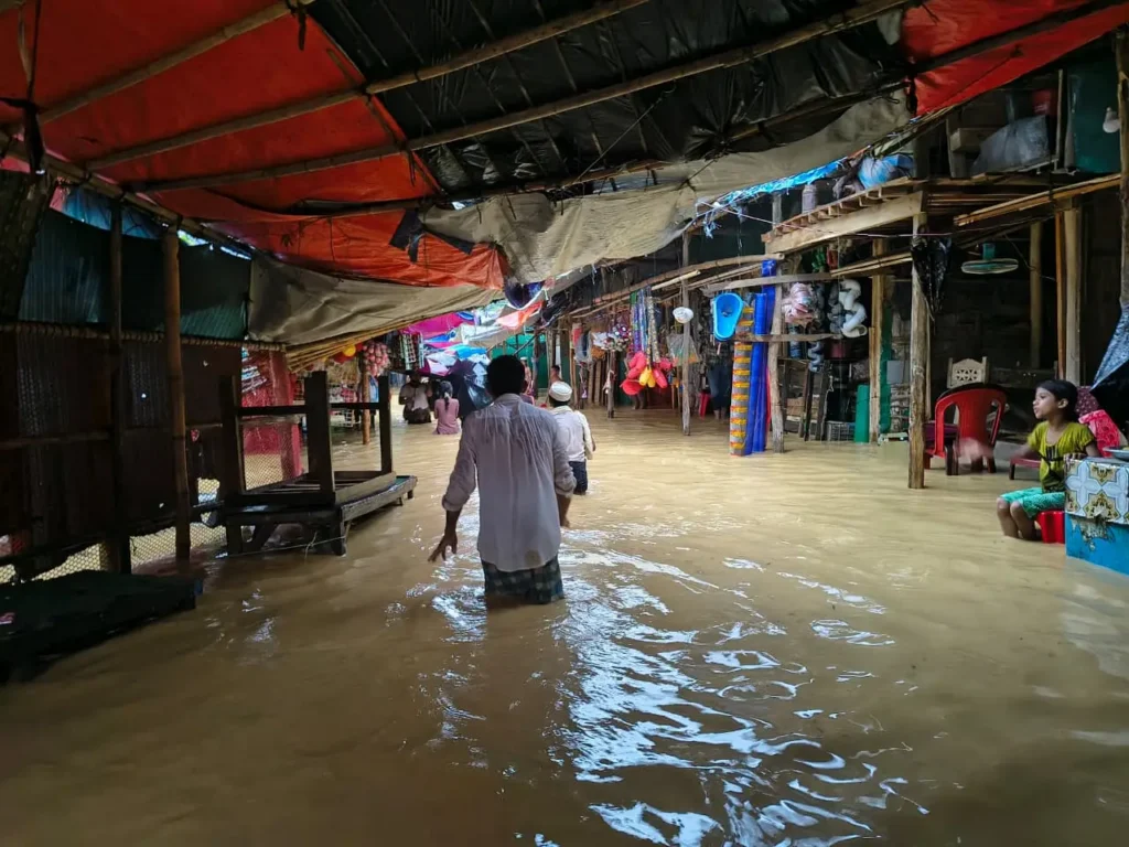 فيضانات موسمية تضرب جنوب شرق بنغلادش وتفاقم معاناة لاجئي الروهينجا 3 Floodwaters submerge local shops at the camps following flash floods