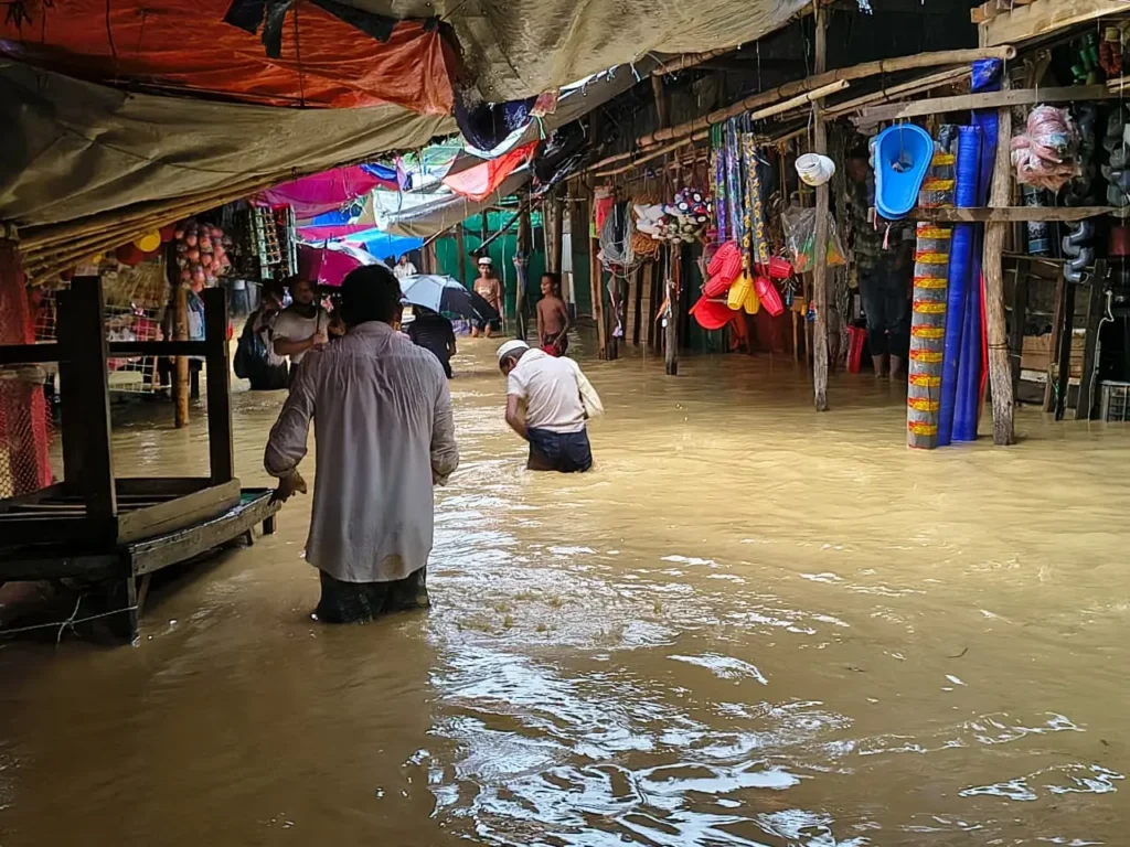فيضانات موسمية تضرب جنوب شرق بنغلادش وتفاقم معاناة لاجئي الروهينجا 5 Floodwaters submerge local shops at the camps following flash floods. 2