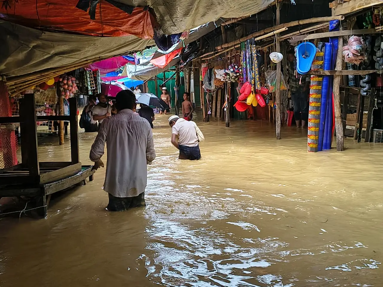 فيضانات موسمية تضرب جنوب شرق بنغلادش وتفاقم معاناة لاجئي الروهينجا 5 Floodwaters submerge local shops at the camps following flash floods. 2