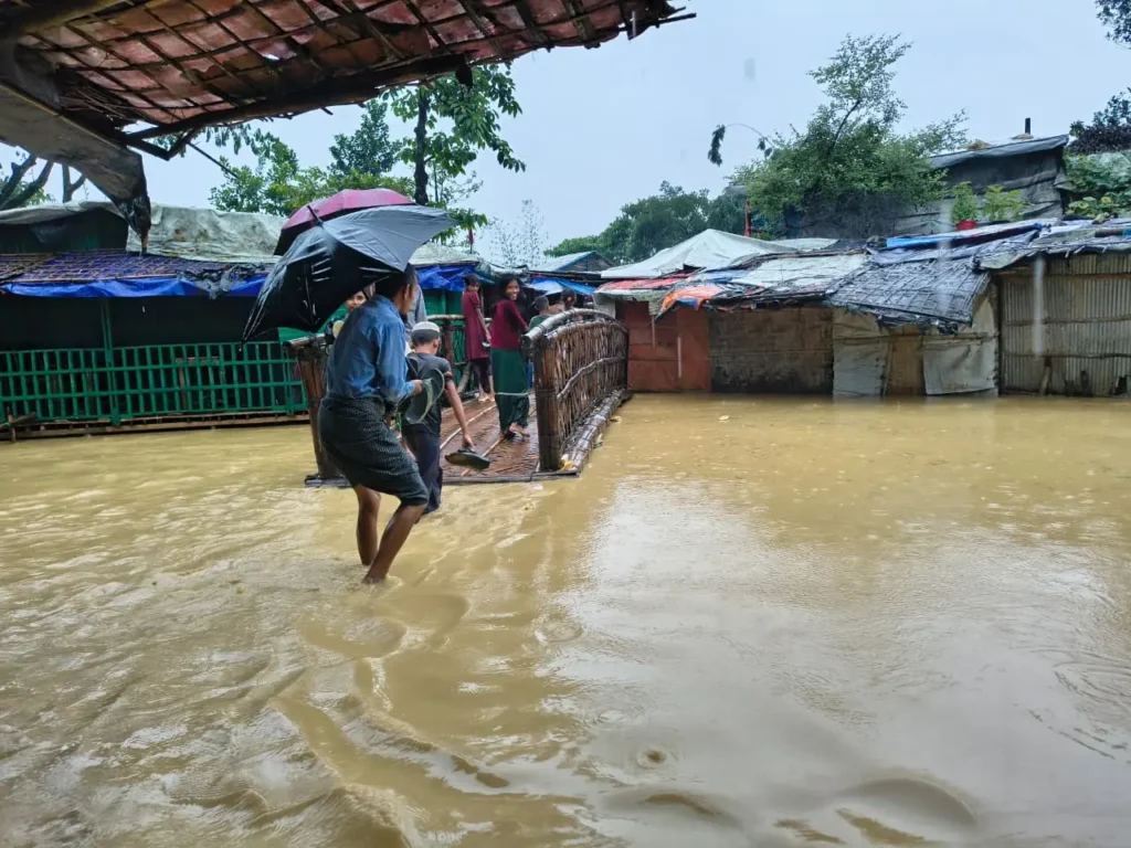 فيضانات موسمية تضرب جنوب شرق بنغلادش وتفاقم معاناة لاجئي الروهينجا 5 Shelters down the hills at the camps submerged as canals overflow