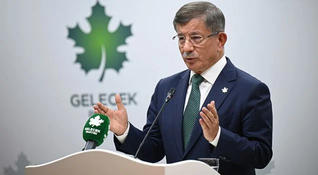 حلّ حزب أحمد داود أوغلو.. هل يعيد رسم خريطة المحافظين في تركيا؟ 1 davutoglu ve dervisoglu akp ye katilma 17716190 3853 amp