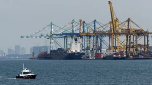 ماليزيا تضبط شحنة متجهة إلى "إسرائيل" وتشدد قيودها التجارية 17 A Singapore police coast guard boat patrols the Johor Straits near Pasir Gudang Malaysia 5 October 2019 Roslan Rahman AFP.jpg