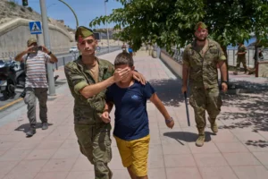 مأساة أطفال سبتة: مئات "القاصرين" عالقون بعد أكبر موجة عبور جماعي من المغرب إلى إسبانيا 21 download 4