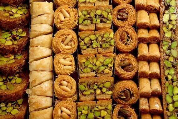 كيف أصبحت «الكيكة» لغةَ الفرح؟ العولمة التي تصنع طقوسنا من دون أن نشعر 6 حلويات سورية