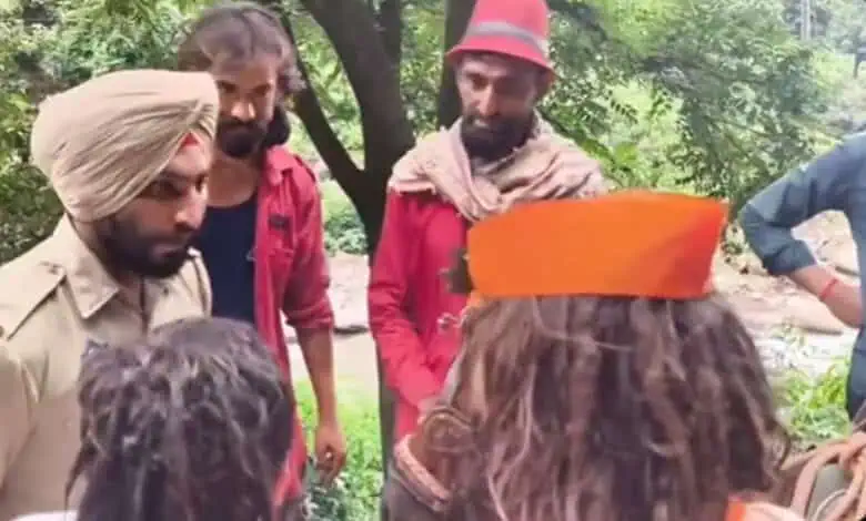 عامل مسلم في كشمير يرفض ترديد شعار قومي هندوسي رغم ضغوط ناشطين متطرفين 2 Hindutva group force Kashmiri man to chant Bharat Mata Ki Jai 780x470 1