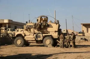 نهاية مهمة التحالف الدولي في العراق.. إغلاق فصل عسكري بدأ بالغزو وعاد مع صعود تنظيم الدولة 22 US Army soldiers stand outside their armored vehicle on a joint base with Iraqi army south of Mosul Iraq.Photo Khalid MohammedAP 850x560 1