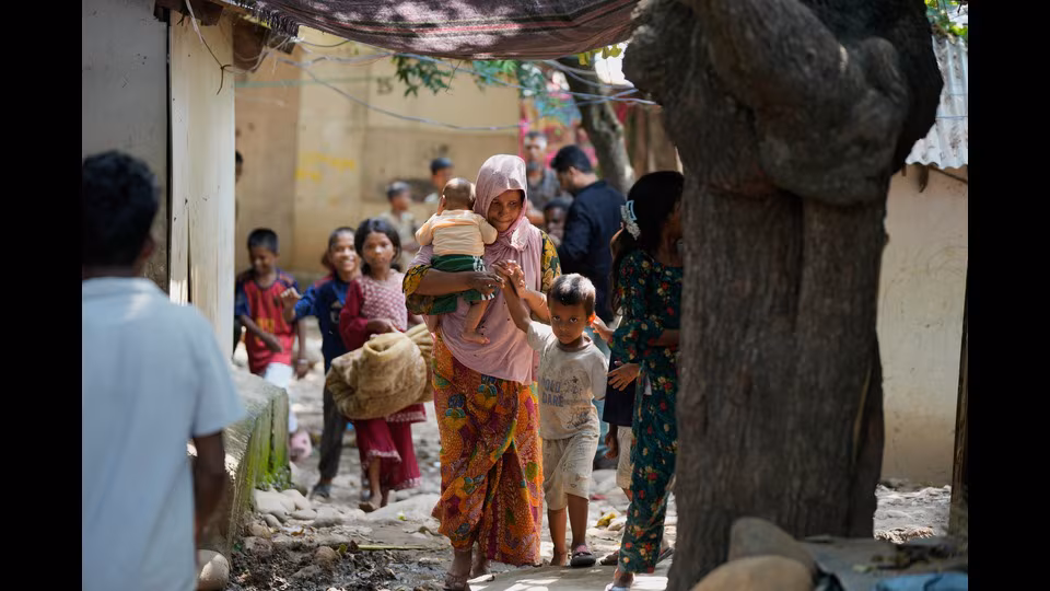 هدم مساكن للروهينجا في جامو.. أسر لاجئة تفقد مأواها وسط حملة جديدة لإزالة التجمعات 3 Rohingya refugees hold their children following go 1789576929638 z7b9